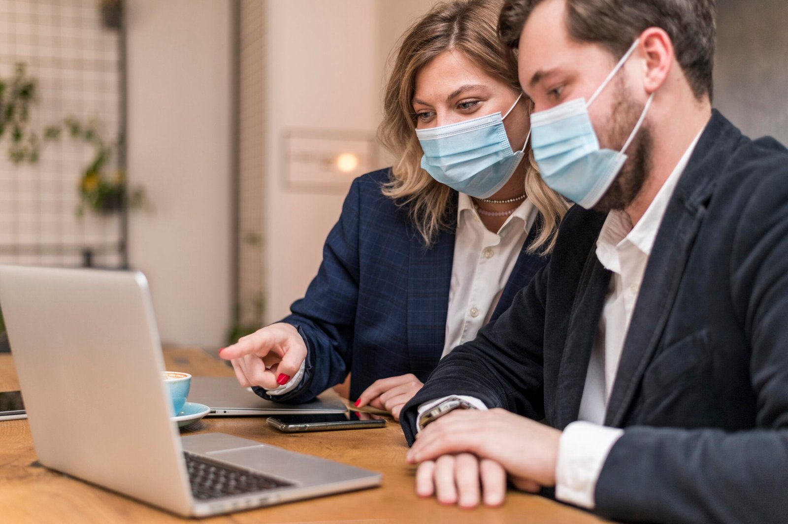 business-man-woman-talking-about-new-project-while-wearing-medical-masks